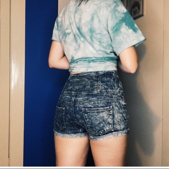 Fashion nova Carla acid wash high waisted shorts - Picture 4 of 7
